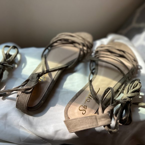 Lace up velvet sandals. - Picture 3 of 4